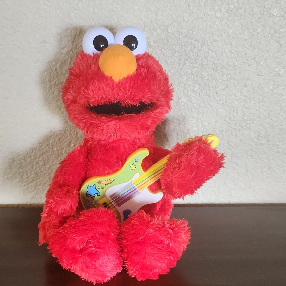 Seasame Street Rock & Rhyme Talking/Singing Elmo *Speaks English & Spanish
